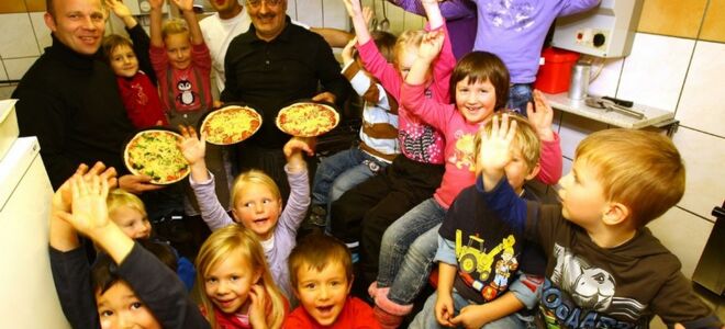 Die Driedorfer Kiga-Kinder mit Dirk Hardt, Giovanni und „Raffaelo“ (von links) beim Pizza-Unterricht (Foto: Gerdau)