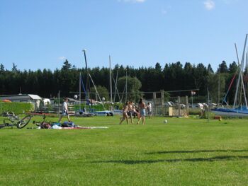 Campingplatz an der Krombachtalsperre und Volleybaldfeld auf der Liegewiese
