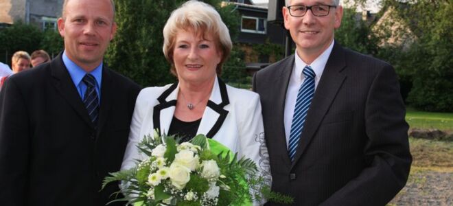 Lieselotte Dapper mit Bürgermeister Dirk Hardt (li.) und dem Vorsitzenden der Gemeindevertretung Markus Topitsch (re.)
