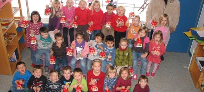 Raffaelo beschenkt Kindergartenkinder