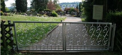 Eingangstor auf dem Friedhof in Roth
