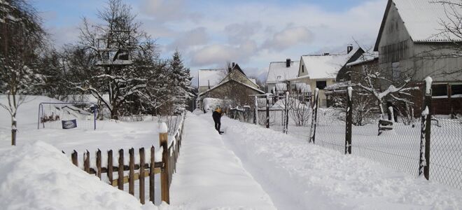 Schneeräumen auf einem Fußweg in Münchhausen